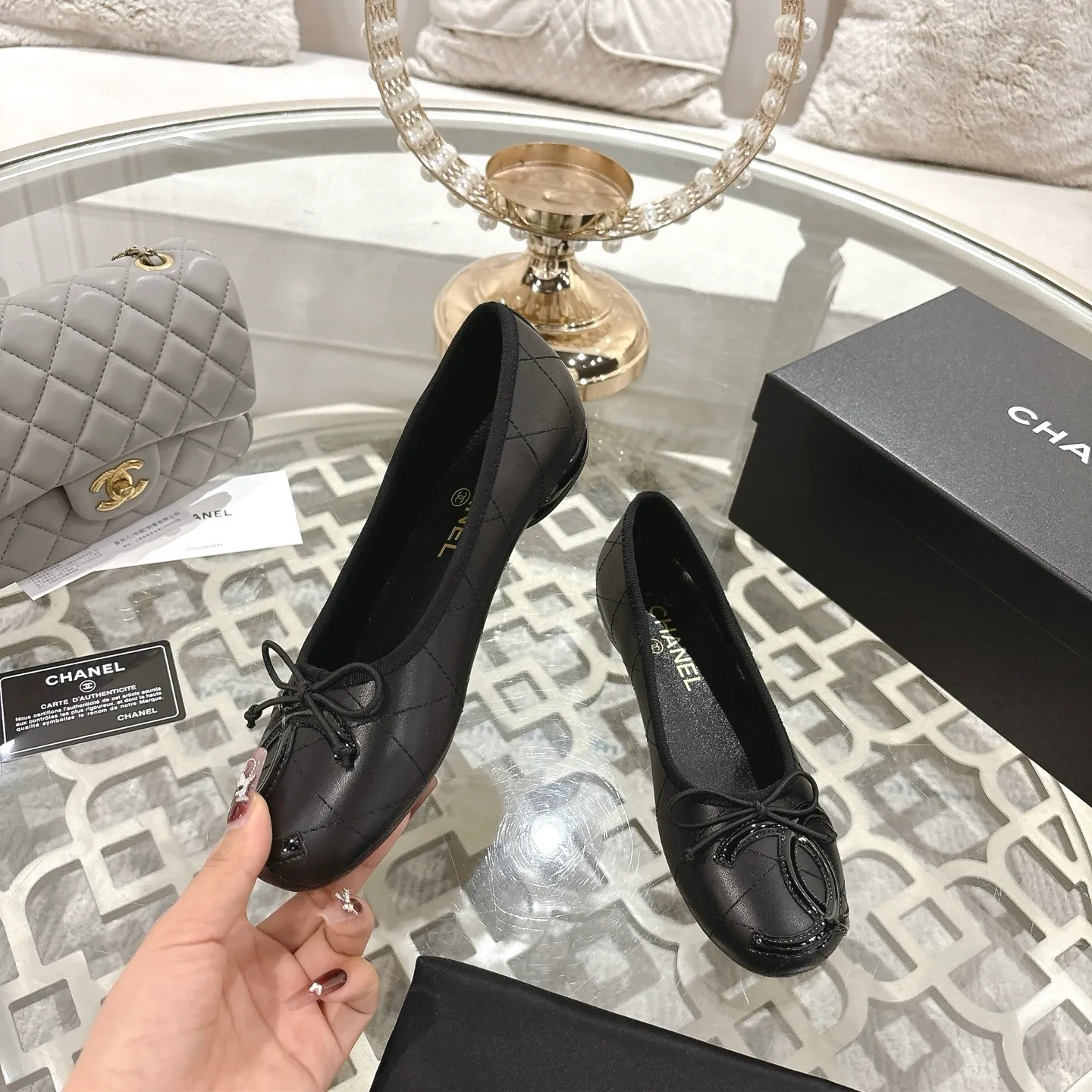 👟👟Ex-factory price 540👟👟 [Purchase-level quality] CHANEL Xiaoxiang 25/A new summer bow-tie shoes 💃 This pair of "dancing shoes" is really breathtakingly beautiful! Made of cowhide fabric + exquisite electric embroidery, every detail exudes a sense of high-end ~ classic bow design, Italian genuine leather sole, comfortable and elegant on the feet, a perfect must-have for fairies!  🌟 All counters are from the same source! All materials are customized according to the original 1:1, and are developed and patterned from genuine products. The quality is absolutely assured ~ a classic that must be bought every year, a versatile artifact that looks great whether paired with skirts or jeans!  💖 The perfect finishing touch for summer outfits, sisters, just do it! 👉 Fabric: Imported sheepskin Lining: Imported sheepskin Outsole: Private molded outsole Size: 35-40 Leather surface